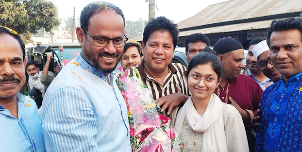 মাননীয় প্রতিমন্ত্রী সুলতান সালাউদ্দিন টুকুকে ফুল দিয়ে বরণ করে নিলেন এনায়েতপুর ২ নং ওয়ার্ডের জনগণ