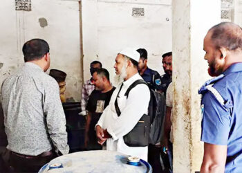 বেশি দামে তেল বিক্রি করায় দুই প্রতিষ্ঠানকে জরিমানা