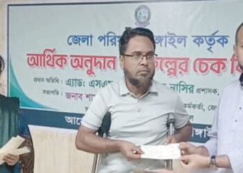 টাঙ্গাইলে আর্থিক অনুদান ও প্রকল্পের চেক বিতরণ