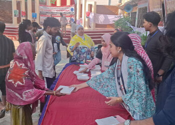 টাঙ্গাইলে ৫ টাকায় নিম্নআয়ের মানুষের মধ্যে দুপুরের খাবার বিতরণ