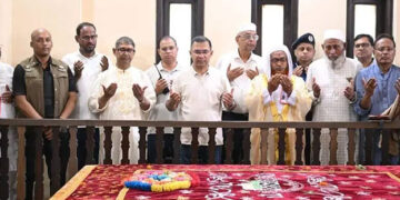 মওলানা ভাসানীর কবর জিয়ারত করলেন প্রধানমন্ত্রী