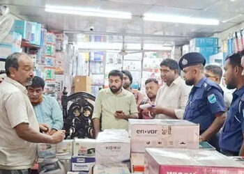 নির্ধারিত দামের চেয়ে বেশি দামে চার্জার ফ্যান ব্যবসায়ীকে ৫০ হাজার টাকা জরিমানা