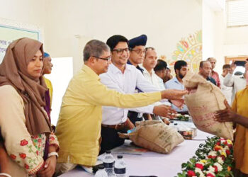 সখিপুরে কৃষকদের সার, বীজ ও খামারীদের মাঝে কৃষি উপকরণ বিতরণ