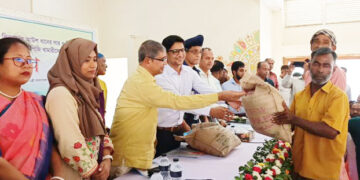 সখিপুরে কৃষকদের সার, বীজ ও খামারীদের মাঝে কৃষি উপকরণ বিতরণ