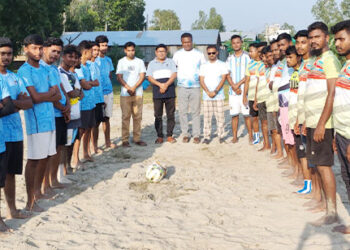 মাঠ কাঁপানো ফুটবল লড়াইয়ের পর পরিবেশবান্ধব বার্তা, চ্যাম্পিয়নের হাতে আম ও রানার্সআপদের হাতে তুলে দেওয়া হলো কাঁঠাল গাছের চারা