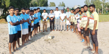 মাঠ কাঁপানো ফুটবল লড়াইয়ের পর পরিবেশবান্ধব বার্তা, চ্যাম্পিয়নের হাতে আম ও রানার্সআপদের হাতে তুলে দেওয়া হলো কাঁঠাল গাছের চারা