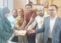 ঢাবি শিক্ষার্থী মৌনতা ইসলামকে শিক্ষাবৃত্তির চেক প্রদান