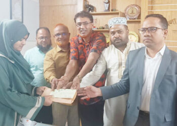 ঢাবি শিক্ষার্থী মৌনতা ইসলামকে শিক্ষাবৃত্তির চেক প্রদান