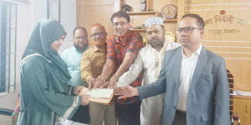 ঢাবি শিক্ষার্থী মৌনতা ইসলামকে শিক্ষাবৃত্তির চেক প্রদান