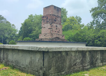 ক্লাস চলাকালীন সময়ে রাজশাহী বিশ্ববিদ্যালয়ের গণকবর এলাকায় স্কুল পড়ুয়া শিক্ষার্থীদের আড্ডা, পবিত্র স্থানের পরিবেশ নিয়ে উদ্বেগ