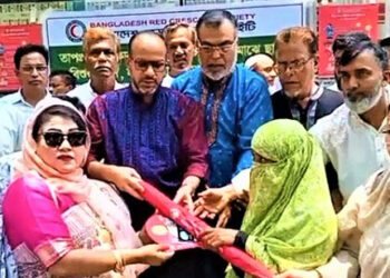 টাঙ্গাইলে রেড ক্রিসেন্ট সোসাইটির ছাতা ও মাস্ক বিতরণ