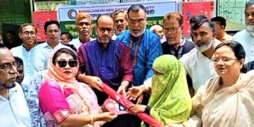 টাঙ্গাইলে রেড ক্রিসেন্ট সোসাইটির ছাতা ও মাস্ক বিতরণ