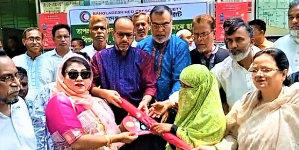 টাঙ্গাইলে রেড ক্রিসেন্ট সোসাইটির ছাতা ও মাস্ক বিতরণ