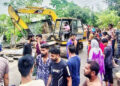 রাজশাহীর পদ্মার পাড় টি-বাঁধ এলাকায় উচ্ছেদ অভিযান, অবৈধ স্থাপনা গুঁড়িয়ে দিল প্রশাসন