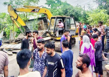 রাজশাহীর পদ্মার পাড় টি-বাঁধ এলাকায় উচ্ছেদ অভিযান, অবৈধ স্থাপনা গুঁড়িয়ে দিল প্রশাসন