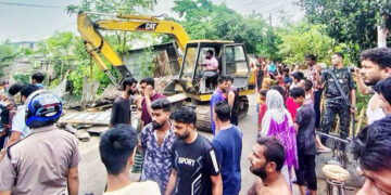 রাজশাহীর পদ্মার পাড় টি-বাঁধ এলাকায় উচ্ছেদ অভিযান, অবৈধ স্থাপনা গুঁড়িয়ে দিল প্রশাসন
