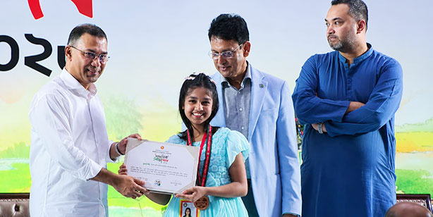 সখিপুরের অনয়া সরকার লোকগীতিতে দেশসেরা - প্রধানমন্ত্রীর হাত থেকে স্বর্ণপদক গ্রহণ
