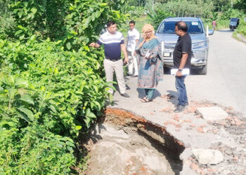 টাঙ্গাইলে ভারি বর্ষণে এলজিইডি’র ব্রিজের এপ্রোচ ধস ॥ পরিদর্শনে নির্বাহী প্রকৌশলীর