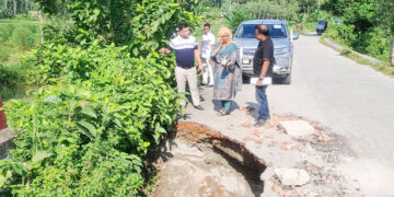 টাঙ্গাইলে ভারি বর্ষণে এলজিইডি’র ব্রিজের এপ্রোচ ধস ॥ পরিদর্শনে নির্বাহী প্রকৌশলীর
