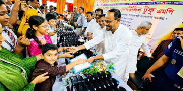 টাঙ্গাইলে ৫০০ কৃতি শিক্ষার্থীর হাতে বৃত্তি, ক্রেস্ট ও সনদপত্র তুলে দিলেন প্রতিমন্ত্রী টুকু