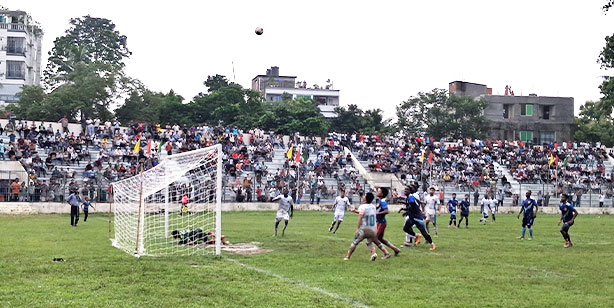 টাঙ্গাইলে জেলা প্রশাসক গোল্ডকাপ ফুটবলে সুমন রেজা দর্শনীয় ২গোলে টাঙ্গাইল সদরের জয়লাভ